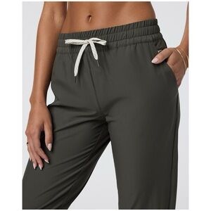 Vuori Women’s Weekend Joggers - Medium - Kale